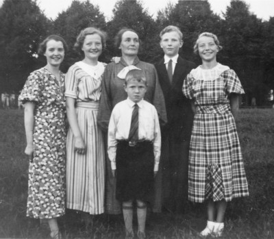 Familjen Byhlin. Fr.v.: Märta, Aina, Vendla, Martin, Karin & Lennart (framför mor Vendla)