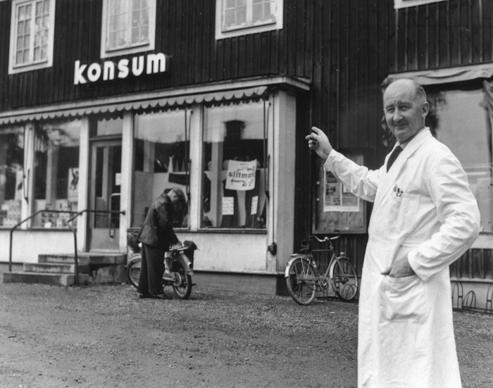 Herman Hellkvist utanför butiken på Tallgatan. 1960-talet.