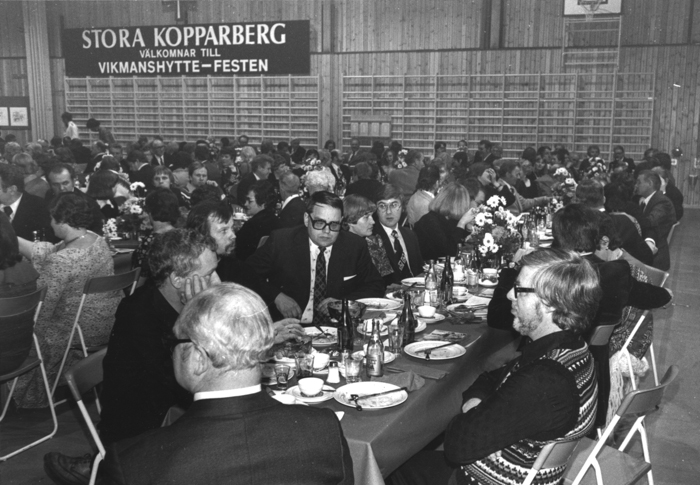 STORA KOPPARBERG välkomnar till VIKMANSHYTTE-FESTEN - med ett av många dukade bort, var Karl-Erik Bergman bordsvärd ?